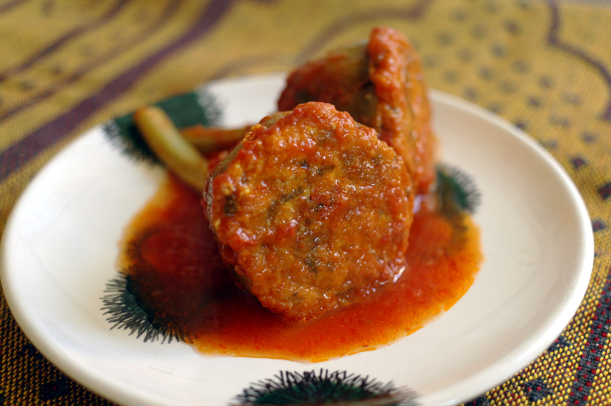 Carciofi con il tappo in salsa di pomodoro