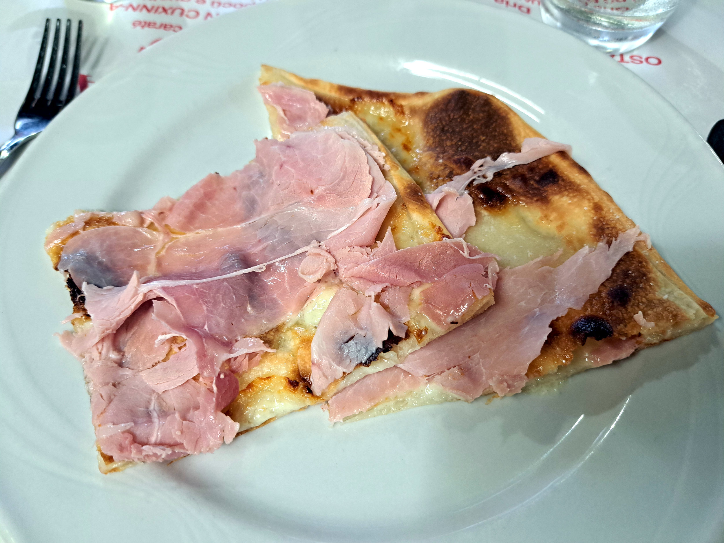 Focaccia di Recco con prosciutto cotto.